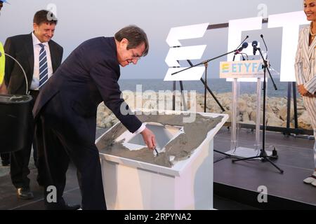 200709 -- LIMASSOL CIPRO, 9 luglio 2020 -- il presidente cipriota Nicos Anastasiades Front partecipa a una cerimonia di posa della fondazione di impianti di GNL a Liquid Natural gas a Limassol, Cipro, il 9 luglio 2020. Gli impianti di GNL di gas naturale liquido attualmente in costruzione da una società cinese sono il più grande progetto energetico mai intrapreso a Cipro, ha dichiarato giovedì il presidente Nicos Anastasiades. CYPRUS-LIMASSOL-PRESIDENT-LNG TERMINAL-CHINESE COMPANY-ENERGY PROJECT ZHANGXBAOPING PUBLICATIONXNOTXINXCHN Foto Stock