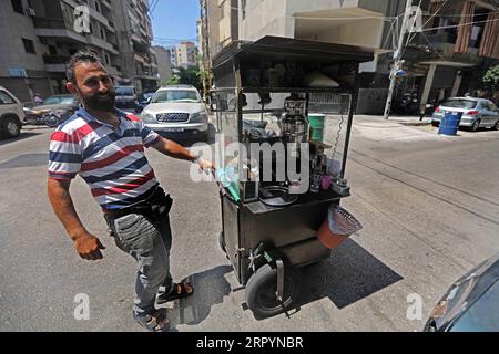 200710 -- BEIRUT, 10 luglio 2020 -- Un venditore di caffè è visto in una strada a Beirut, Libano, 9 luglio 2020. I libanesi hanno sofferto di condizioni di vita terribili nel contesto della crisi finanziaria del paese che coincide con l'indebolimento del valore della sterlina libanese nei confronti del dollaro statunitense e con un aumento senza precedenti dell'inflazione. Inoltre, un gran numero di persone ha perso il lavoro dopo la chiusura di migliaia di aziende, portando a un potere d'acquisto inferiore nel paese. Foto di /Xinhua LEBANON-BEIRUT-LIVING CONDITIONS BilalxJawich PUBLICATIONxNOTxINxCHN Foto Stock