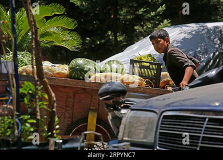 200710 -- BEIRUT, 10 luglio 2020 -- Un ragazzo vende frutta e verdura in una strada a Beirut, Libano, 9 luglio 2020. I libanesi hanno sofferto di condizioni di vita terribili nel contesto della crisi finanziaria del paese che coincide con l'indebolimento del valore della sterlina libanese nei confronti del dollaro statunitense e con un aumento senza precedenti dell'inflazione. Inoltre, un gran numero di persone ha perso il lavoro dopo la chiusura di migliaia di aziende, portando a un potere d'acquisto inferiore nel paese. Foto di /Xinhua LEBANON-BEIRUT-LIVING CONDITIONS BilalxJawich PUBLICATIONxNOTxINxCHN Foto Stock