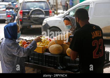 200710 -- BEIRUT, 10 luglio 2020 -- la gente compra frutta a Beirut, Libano 9 luglio 2020. I libanesi hanno sofferto di condizioni di vita terribili nel contesto della crisi finanziaria del paese che coincide con l'indebolimento del valore della sterlina libanese nei confronti del dollaro statunitense e con un aumento senza precedenti dell'inflazione. Inoltre, un gran numero di persone ha perso il lavoro dopo la chiusura di migliaia di aziende, portando a un potere d'acquisto inferiore nel paese. Foto di /Xinhua LEBANON-BEIRUT-LIVING CONDITIONS BilalxJawich PUBLICATIONxNOTxINxCHN Foto Stock