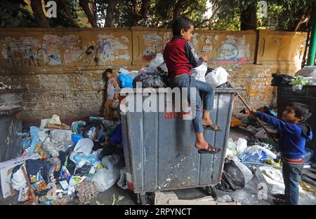 200710 -- BEIRUT, 10 luglio 2020 -- i bambini raccolgono rifiuti dai bidoni della spazzatura a Beirut, Libano, 9 luglio 2020. I libanesi hanno sofferto di condizioni di vita terribili nel contesto della crisi finanziaria del paese che coincide con l'indebolimento del valore della sterlina libanese nei confronti del dollaro statunitense e con un aumento senza precedenti dell'inflazione. Inoltre, un gran numero di persone ha perso il lavoro dopo la chiusura di migliaia di aziende, portando a un potere d'acquisto inferiore nel paese. Foto di /Xinhua LEBANON-BEIRUT-LIVING CONDITIONS BilalxJawich PUBLICATIONxNOTxINxCHN Foto Stock