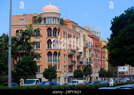 200710 -- BEIRUT, 10 luglio 2020 Xinhua -- gli edifici degli appartamenti sono visti a Beirut, Libano, 10 luglio 2020. Il settore immobiliare libanese ha visto una domanda significativa dopo anni di stagnazione, in quanto la maggior parte dei depositanti nelle banche libanesi ha deciso di fuggire i loro soldi nel settore immobiliare tra i timori di un possibile taglio di capelli dato il crollo finanziario del paese, dicono gli esperti. Foto di Bilal Jawich/Xinhua LEBANON-BEIRUT-REAL ESTATES PUBLICATIONxNOTxINxCHN Foto Stock