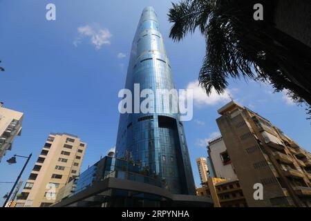 200710 -- BEIRUT, 10 luglio 2020 Xinhua -- un edificio di appartamenti è visto a Beirut, Libano, 10 luglio 2020. Il settore immobiliare libanese ha visto una domanda significativa dopo anni di stagnazione, in quanto la maggior parte dei depositanti nelle banche libanesi ha deciso di fuggire i loro soldi nel settore immobiliare tra i timori di un possibile taglio di capelli dato il crollo finanziario del paese, dicono gli esperti. Foto di Bilal Jawich/Xinhua LEBANON-BEIRUT-REAL ESTATES PUBLICATIONxNOTxINxCHN Foto Stock