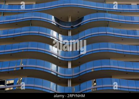 200710 -- BEIRUT, 10 luglio 2020 Xinhua -- un edificio di appartamenti è visto a Beirut, Libano, 10 luglio 2020. Il settore immobiliare libanese ha visto una domanda significativa dopo anni di stagnazione, in quanto la maggior parte dei depositanti nelle banche libanesi ha deciso di fuggire i loro soldi nel settore immobiliare tra i timori di un possibile taglio di capelli dato il crollo finanziario del paese, dicono gli esperti. Foto di Bilal Jawich/Xinhua LEBANON-BEIRUT-REAL ESTATES PUBLICATIONxNOTxINxCHN Foto Stock