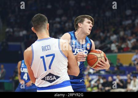 Pasay City, Metro Manila, Filippine. 5 settembre 2023. Austin REAVES (15) degli Stati Uniti d'America segna un fallo da Giampaolo RICCI (17) dell'Italia durante la partita dei quarti di finale della Coppa del mondo di pallacanestro FIBA tra USA (blu) e Italia (bianco). USA ha vinto 100-63. (Immagine di credito: © Dennis Jerome costa/Pacific Press via ZUMA Press Wire) SOLO USO EDITORIALE! Non per USO commerciale! Foto Stock