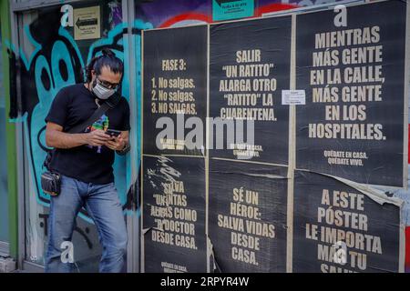 200713 -- CITTÀ DEL MESSICO, 13 luglio 2020 Xinhua -- Un uomo si appoggia contro un muro che mostra misure di prevenzione COVID-19 a città del Messico, Messico, il 12 luglio 2020. Il Ministero della salute messicano domenica ha confermato 276 nuovi decessi nelle ultime 24 ore, portando i decessi totali del paese a 35.006. Il ministero ha inoltre confermato 4.482 nuovi casi di COVID-19, portando il numero nazionale a 299.750. Xinhua CITTÀ DEL MESSICO-MESSICO-COVID-19-CASES PUBLICATIONxNOTxINxCHN Foto Stock