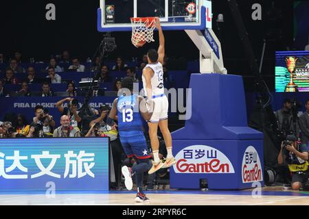 Pasay City, Metro Manila, Filippine. 5 settembre 2023. L'italiano Simone FONTECCHIO (13) cede la palla durante la partita dei quarti di finale della Coppa del mondo di pallacanestro FIBA tra USA (blu) e Italia (bianco). USA ha vinto 100-63. (Immagine di credito: © Dennis Jerome costa/Pacific Press via ZUMA Press Wire) SOLO USO EDITORIALE! Non per USO commerciale! Foto Stock