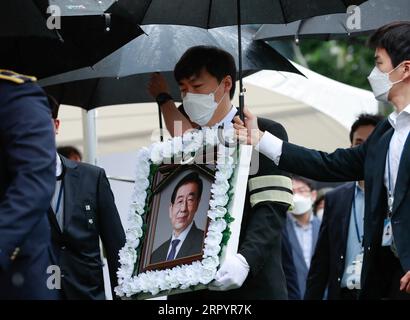 200713 -- SEOUL, 13 luglio 2020 -- Un uomo tiene un ritratto del sindaco Park Won-Soon di fronte al municipio di Seul, Corea del Sud, il 13 luglio 2020. Il funerale del sindaco Park Won-Soon di Seoul si è tenuto lunedì. Il sindaco di 64 anni è stato trovato morto nei boschi del Monte Bugak vicino alla sua residenza intorno alla mezzanotte del 10 luglio ora locale. COREA DEL SUD-SEOUL-MAYOR-PARK WON-SOON-FUNERALE WANGXJINGQIANG PUBLICATIONXNOTXINXCHN Foto Stock