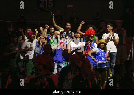 Pasay City, Metro Manila, Filippine. 5 settembre 2023. I tifosi italiani hanno mostrato il loro supporto per la loro squadra durante la partita dei quarti di finale della Coppa del mondo di pallacanestro FIBA tra USA (blu) e Italia (bianco). USA ha vinto 100-63. (Immagine di credito: © Dennis Jerome costa/Pacific Press via ZUMA Press Wire) SOLO USO EDITORIALE! Non per USO commerciale! Foto Stock