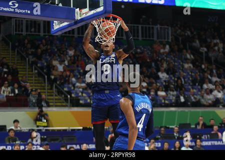 Pasay City, Metro Manila, Filippine. 5 settembre 2023. Paolo BANCHERO (8) degli Stati Uniti dunks the ball durante la partita dei quarti di finale della Coppa del mondo di pallacanestro FIBA tra USA (blu) e Italia (bianco). USA ha vinto 100-63. (Immagine di credito: © Dennis Jerome costa/Pacific Press via ZUMA Press Wire) SOLO USO EDITORIALE! Non per USO commerciale! Foto Stock