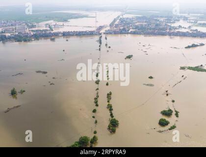 200713 -- JIUJIANG, 13 luglio 2020 -- foto aerea scattata il 13 luglio 2020 mostra il villaggio allagato nella municipalità di Sanjiao nella contea di Yongxiu, nella provincia di Jiangxi nella Cina orientale. L'argine di un fiume nella contea di Yongxiu è stato violato domenica sera a seguito di continue piogge torrenziali, costringendo i residenti locali ad evacuare. CHINA-JIANGXI-JIUJIANG-CONTROLLO DELLE INONDAZIONI CN ZHANGXHAOBO PUBLICATIONXNOTXINXCHN Foto Stock