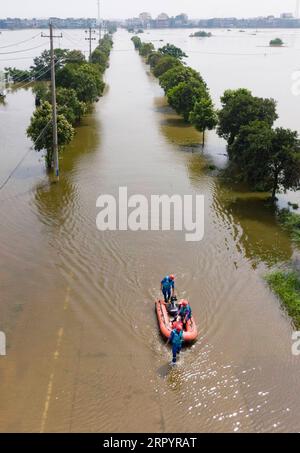 200713 -- JIUJIANG, 13 luglio 2020 -- foto aerea scattata il 13 luglio 2020 mostra i soccorritori sulla strada per trasferire le persone intrappolate nella cittadina di Sanjiao nella contea di Yongxiu, nella provincia di Jiangxi nella Cina orientale. L'argine di un fiume nella contea di Yongxiu è stato violato domenica sera a seguito di continue piogge torrenziali, costringendo i residenti locali ad evacuare. CHINA-JIANGXI-JIUJIANG-CONTROLLO DELLE INONDAZIONI CN ZHANGXHAOBO PUBLICATIONXNOTXINXCHN Foto Stock