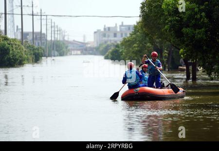 200713 -- JIUJIANG, 13 luglio 2020 -- i soccorritori sono sulla strada per trasferire le persone intrappolate nella cittadina di Sanjiao nella contea di Yongxiu, nella provincia di Jiangxi della Cina orientale, 13 luglio 2020. L'argine di un fiume nella contea di Yongxiu è stato violato domenica sera a seguito di continue piogge torrenziali, costringendo i residenti locali ad evacuare. CHINA-JIANGXI-JIUJIANG-CONTROLLO DELLE INONDAZIONI CN ZHOUXMI PUBLICATIONXNOTXINXCHN Foto Stock