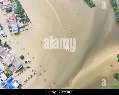 200713 -- JIUJIANG, 13 luglio 2020 -- foto aerea scattata il 13 luglio 2020 mostra i soccorritori sulla strada per trasferire le persone intrappolate nella cittadina di Sanjiao nella contea di Yongxiu, nella provincia di Jiangxi nella Cina orientale. L'argine di un fiume nella contea di Yongxiu è stato violato domenica sera a seguito di continue piogge torrenziali, costringendo i residenti locali ad evacuare. CHINA-JIANGXI-JIUJIANG-CONTROLLO DELLE INONDAZIONI CN ZHANGXHAOBO PUBLICATIONXNOTXINXCHN Foto Stock