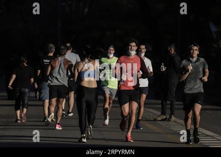 200714 -- SAO PAULO, 14 luglio 2020 Xinhua -- i cittadini fanno jogging al riaperto Ibirapuera Park a San Paolo, Brasile, 13 luglio 2020. Il Brasile lunedì ha riferito che un totale di 1.884.967 persone sono risultate positive alla COVID-19 e 72.883 persone sono morte a causa della malattia. Il giorno scorso, i test hanno rilevato 20.286 nuovi casi di infezione e altri 733 pazienti sono morti, secondo il Ministero della salute. Foto di Rahel Patrasso/Xinhua BRAZIL-SAO PAULO-COVID-19-PARKS-REOPENING PUBLICATIONxNOTxINxCHN Foto Stock