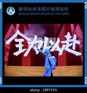 200716 -- PECHINO, 16 luglio 2020 -- XINHUA FOTO SPORTIVA DELLA SETTIMANA dal 6 luglio 2020 al 12 luglio 2020 TRASMESSA il 16 luglio 2020. L'operatore sanitario Yan Jingbin spruzza disinfettante in campo presso il campionato CBA dell'Associazione di pallacanestro Cinese 2019-2020 a Qingdao, provincia di Shandong della Cina orientale, 8 luglio 2020. Il campionato CBA ha adottato rigorose misure di prevenzione e controllo della COVID-19 per garantire a tutti gli interessati la salute e la sicurezza dopo la ripresa delle partite. SPXINHUA FOTO SPORTIVA DELLA SETTIMANA LIXZIHENG PUBLICATIONXNOTXINXCHN Foto Stock