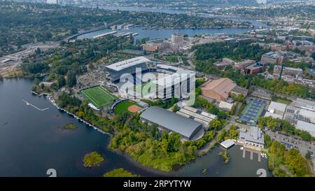 Seattle, Washington, USA. 5 settembre 2023. Vista aerea dell'Husky Stadium (ufficialmente Alaska Airlines Field presso Husky Stadium per scopi di sponsorizzazione) è uno stadio di calcio all'aperto nel nord-ovest degli Stati Uniti, situato nel campus dell'Università di Washington a Seattle, Washington. (Immagine di credito: © Walter G Arce Sr Grindstone medi/ASP) SOLO USO EDITORIALE! Non per USO commerciale! Foto Stock