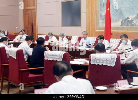 200716 -- PECHINO, 16 luglio 2020 -- il vice Premier cinese Hu Chunhua presiede un incontro di un gruppo leader dell'organizzazione del 46° Concorso Mondiale delle Skills a Pechino, capitale della Cina, 16 luglio 2020. CHINA-BEIJING-HU CHUNHUA-WORLDSKILLS COMPETITION-PREPARATION-MEETING CN LIUXWEIBING PUBLICATIONXNOTXINXCHN Foto Stock