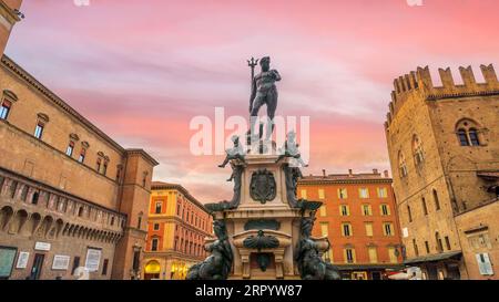 Skyline di Bologna, città vecchia, paesaggio urbano dell'Italia in Europa al tramonto Foto Stock