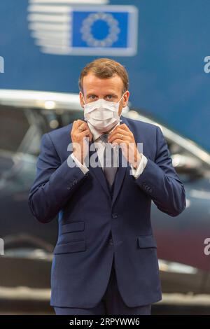 200717 -- BRUXELLES, 17 luglio 2020 Xinhua -- il presidente francese Emmanuel Macron arriva per una riunione speciale del Consiglio europeo presso la sede centrale dell'UE a Bruxelles, 17 luglio 2020. Venerdì e sabato l’UE tiene una riunione speciale del Consiglio europeo sul prossimo bilancio a lungo termine dell’UE e sul pacchetto per la ripresa in risposta alla crisi COVID-19. Unione europea/documentazione tramite Xinhua BELGIO-BRUXELLES-UE-CONSIGLIO EUROPEO-RIUNIONE PUBLICATIONxNOTxINxCHN Foto Stock