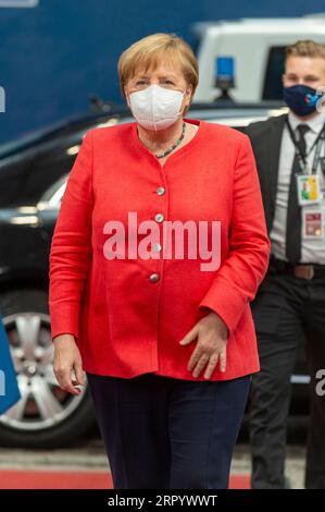 200717 -- BRUXELLES, 17 luglio 2020 Xinhua -- la cancelliera tedesca Angela Merkel arriva per una riunione speciale del Consiglio europeo presso la sede centrale dell'UE a Bruxelles, 17 luglio 2020. Venerdì e sabato l’UE tiene una riunione speciale del Consiglio europeo sul prossimo bilancio a lungo termine dell’UE e sul pacchetto per la ripresa in risposta alla crisi COVID-19. Unione europea/documentazione tramite Xinhua BELGIO-BRUXELLES-UE-CONSIGLIO EUROPEO-RIUNIONE PUBLICATIONxNOTxINxCHN Foto Stock