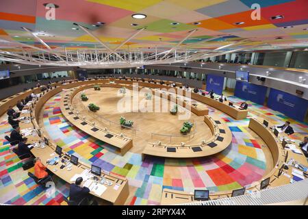 200717 -- BRUXELLES, 17 luglio 2020 Xinhua -- foto scattata il 17 luglio 2020 mostra una riunione speciale del Consiglio europeo tenutasi presso la sede centrale dell'UE a Bruxelles. Venerdì e sabato l’UE tiene una riunione straordinaria del Consiglio europeo sul prossimo bilancio a lungo termine dell’UE e sul pacchetto per la ripresa in risposta alla crisi COVID-19. Unione europea/documentazione tramite Xinhua BELGIO-BRUXELLES-UE-CONSIGLIO EUROPEO-RIUNIONE PUBLICATIONxNOTxINxCHN Foto Stock
