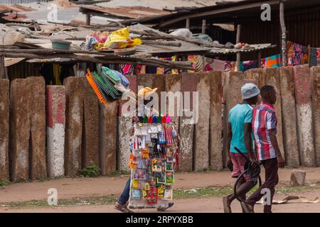 Fornitori di dispositivi mobili che vendono gli indispensabili per la vita quotidiana in strada Foto Stock