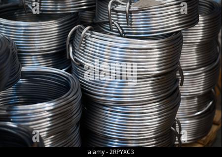 Bobine di piombo grigio per la produzione di proiettili nello stabilimento Foto Stock