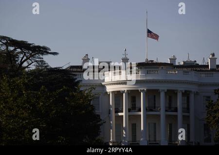 200718 -- WASHINGTON, 18 luglio 2020 Xinhua -- la bandiera nazionale degli Stati Uniti è vista a mezz'asta alla Casa Bianca in omaggio a John Lewis a Washington, D.C., negli Stati Uniti, il 18 luglio 2020. Il pioniere e membro del Congresso degli Stati Uniti per i diritti civili John Lewis morì all'età di 80 anni. La Casa Bianca emise un proclama presidenziale in precedenza sabato ordinando che le bandiere fossero volate a mezz'asta per tutto il giorno in commemorazione del defunto deputato. Foto di Ting Shen/Xinhua U.S.-WASHINGTON, D.C.-JOHN LEWIS-FLAGS-HALF-MAST PUBLICATIONxNOTxINxCHN Foto Stock