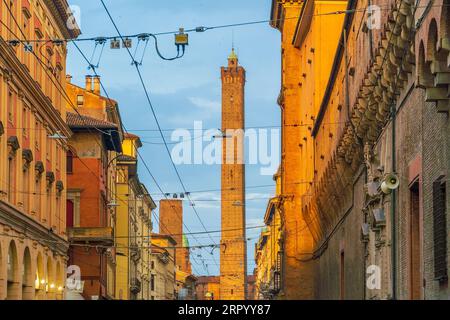 Skyline di Bologna, città vecchia, paesaggio urbano dell'Italia in Europa al tramonto Foto Stock