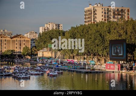 200719 -- PARIGI, 19 luglio 2020 Xinhua -- la gente guarda il film francese le Grand Bain al cinema sull'acqua sul Bassin de la Villette, a Parigi, Frence, 18 luglio 2020. L'evento cinema sull'acqua è stato organizzato da Paris Plages Paris Beaches. Trentotto piccole barche elettriche e alcune sedie a sdraio sono installate lungo il Bassin de la Villette di fronte al gigantesco schermo. Foto di Aurelien Morissard/Xinhua FRANCE-PARIS-FLOATING CINEMA PUBLICATIONxNOTxINxCHN Foto Stock