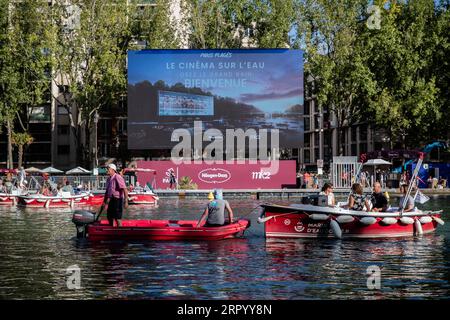 200719 -- PARIGI, 19 luglio 2020 Xinhua -- la gente aspetta la proiezione del film francese le Grand Bain in cinema on the water on the Bassin de la Villette, a Parigi, Frence, 18 luglio 2020. L'evento cinema sull'acqua è stato organizzato da Paris Plages Paris Beaches. Trentotto piccole barche elettriche e alcune sedie a sdraio sono installate lungo il Bassin de la Villette di fronte al gigantesco schermo. Foto di Aurelien Morissard/Xinhua FRANCE-PARIS-FLOATING CINEMA PUBLICATIONxNOTxINxCHN Foto Stock