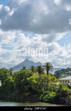 Vista del monte Warning, detto Wollumbin, dal ponte sul fiume Tweed a Murwillumbah, nel nord del nuovo Galles del Sud, Australia Foto Stock