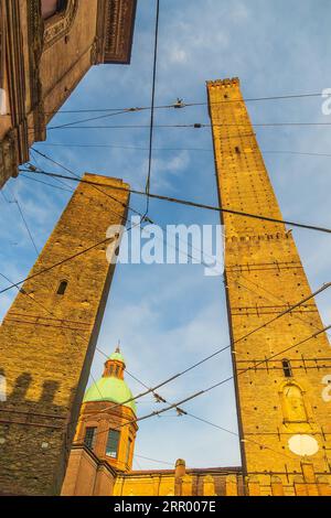 Skyline di Bologna, città vecchia, paesaggio urbano dell'Italia in Europa al tramonto Foto Stock