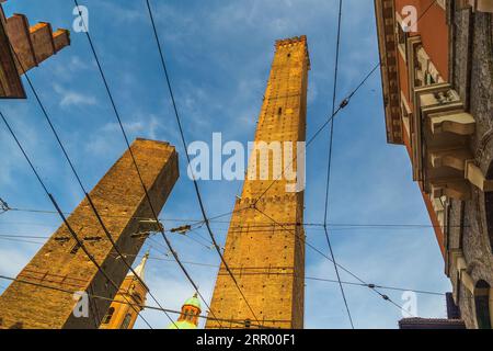 Skyline di Bologna, città vecchia, paesaggio urbano dell'Italia in Europa al tramonto Foto Stock