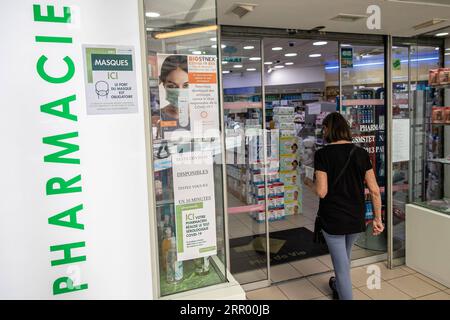 200721 -- PARIGI, 21 luglio 2020 Xinhua -- Un poster sul test sierologico rapido degli anticorpi COVID-19 è stato visto sulla porta d'ingresso di una farmacia a Parigi, in Francia, 20 luglio 2020. Per accelerare lo screening della COVID-19, dall'11 luglio e fino all'ottobre 30 sono stati autorizzati farmacisti francesi, effettuare un test sierologico rapido anticorpale che consenta di analizzare in circa dieci minuti la possibile presenza di anticorpi contro la COVID-19 con una semplice goccia di sangue prelevata dalla punta del dito. Foto di Aurelien Morissard/Xinhua FRANCE-PARIS-PHARMACY-COVID-19-RAPID TEST PUBLICATIONxNOTxINxCHN Foto Stock