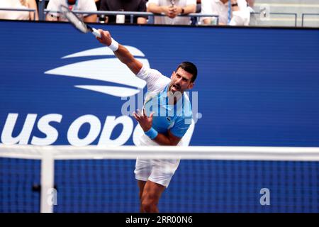 New York, Stati Uniti. 5 settembre 2023. Novak Djokovic durante il suo match dei quarti di finale contro Taylor Frtiz degli Stati Uniti agli US Open. Fotografia di Credit: Adam Stoltman/Alamy Live News Foto Stock