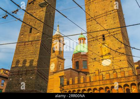 Skyline di Bologna, città vecchia, paesaggio urbano dell'Italia in Europa al tramonto Foto Stock