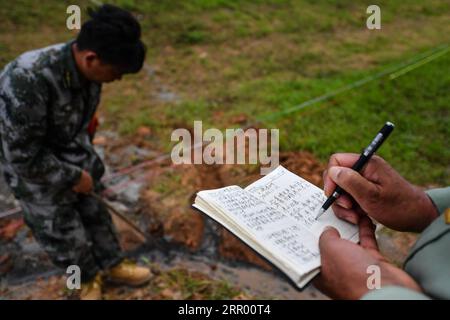 200721 -- JIUJIANG, 21 luglio 2020 -- Chen Shentao e suo figlio Chen Jian controllano una fuga di terrapieni nella città di Jiujiang, provincia di Jiangxi, Cina orientale, 18 luglio 2020. Non lascerò l'argine fino a quando le inondazioni non si ritireranno, promesso Chen Shentao, capo del partito comunista del villaggio di Jiangji a Xin gang Town, quando il villaggio fu colpito da disastrose inondazioni nel 1998. Chen era in prima linea nella lotta contro le inondazioni con gli abitanti del villaggio per oltre tre mesi. I suoi importanti contributi nella lotta alle inondazioni del 1998 gli valsero diversi onori nell'anno, quando suo figlio Chen Jian era onl Foto Stock