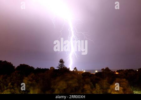 200721 -- LISBONA, 21 luglio 2020 -- il fulmine lampeggia durante una tempesta sopra la grande Lisbona in Portogallo, il 21 luglio 2020. Foto di /Xinhua PORTUGAL-LISBONA-METEO-FULMINI PedroxFiuza PUBLICATIONxNOTxINxCHN Foto Stock