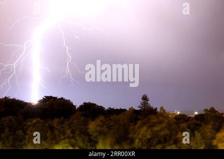 200721 -- LISBONA, 21 luglio 2020 -- il fulmine lampeggia durante una tempesta sopra la grande Lisbona in Portogallo, il 21 luglio 2020. Foto di /Xinhua PORTUGAL-LISBONA-METEO-FULMINI PedroxFiuza PUBLICATIONxNOTxINxCHN Foto Stock