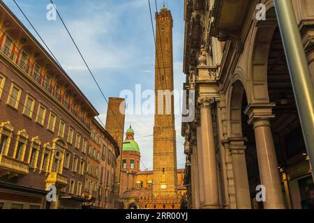 Skyline di Bologna, città vecchia, paesaggio urbano dell'Italia in Europa al tramonto Foto Stock