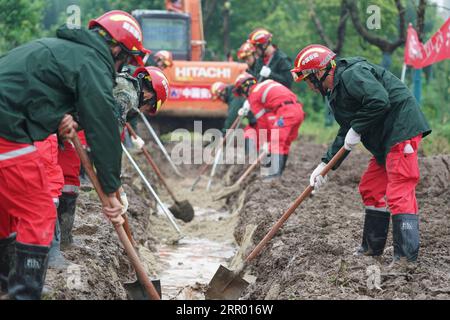 200722 -- NANJING, 22 luglio 2020 -- i membri del team di salvataggio riempiono i materiali filtranti invertiti sull'argine del villaggio di Xinning sezione del fiume Yangtze, città di Yangzhong, provincia di Jiangsu della Cina orientale, 17 luglio 2020. A SEGUIRE I TITOLI DI XINHUA DEL 22 LUGLIO 2020 CHINA-YANGTZE RIVER-FIGHT AGAINST FLOODS JIXCHUNPENG PUBLICATIONXNOTXINXCHN Foto Stock