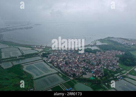 200722 -- NANCHINO, 22 luglio 2020 -- foto aerea scattata il 16 luglio 2020 mostra il lago Shijiu a Nanchino, nella provincia di Jiangsu nella Cina orientale. A SEGUIRE I TITOLI DI XINHUA DEL 22 LUGLIO 2020 CHINA-YANGTZE RIVER-FIGHT AGAINST FLOODS JIXCHUNPENG PUBLICATIONXNOTXINXCHN Foto Stock