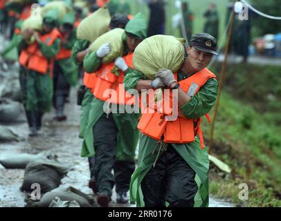 200722 -- NANCHINO, 22 luglio 2020 -- i membri della polizia armata trasportano sacchi di sabbia per rinforzare una sezione dell'argine nella città di Baimao di Wuhu, nella provincia di Anhui della Cina orientale, 16 luglio 2020. A SEGUIRE I TITOLI DI XINHUA DEL 22 LUGLIO 2020 CHINA-YANGTZE RIVER-FIGHT AGAINST FLOODS ZHOUXMU PUBLICATIONXNOTXINXCHN Foto Stock