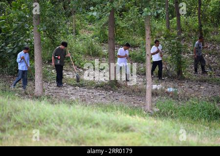 200722 -- NANCHINO, 22 luglio 2020 -- i volontari pattugliano vicino alla Tongma Dike nel villaggio di Caohu nella contea di Susong, nella provincia di Anhui della Cina orientale, 15 luglio 2020. A SEGUIRE I TITOLI DI XINHUA DEL 22 LUGLIO 2020 CHINA-YANGTZE RIVER-FIGHT AGAINST FLOODS LIUXJUNXI PUBLICATIONXNOTXINXCHN Foto Stock