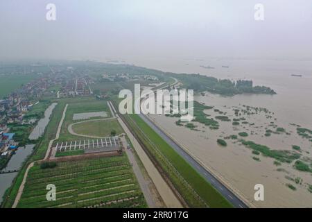 200722 -- NANCHINO, 22 luglio 2020 -- foto aerea scattata il 17 luglio 2020 mostra l'argine del fiume Yangtze nella città di Yangzhong, nella provincia di Jiangsu della Cina orientale. A SEGUIRE I TITOLI DI XINHUA DEL 22 LUGLIO 2020 CHINA-YANGTZE RIVER-FIGHT AGAINST FLOODS JIXCHUNPENG PUBLICATIONXNOTXINXCHN Foto Stock