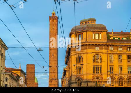 Skyline di Bologna, città vecchia, paesaggio urbano dell'Italia in Europa al tramonto Foto Stock