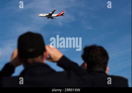 200723 -- PECHINO, 23 luglio 2020 -- la compagnia aerea nazionale australiana Qantas l'ultimo jet Boeing 747 passeggeri di grandi dimensioni vola da Sydney, Australia, il 22 luglio 2020. Il Boeing 747 di Qantas ha fatto un tour di addio mentre il volo QF7474 è partito dall'Australia per l'ultima volta mercoledì. XINHUA FOTO DEL GIORNO BaixXuefei PUBLICATIONxNOTxINxCHN Foto Stock