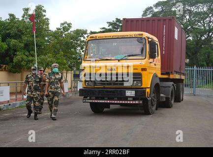 200724 -- AGARTALA, 24 luglio 2020 Xinhua -- Un camion dal Bangladesh entra in India attraverso Akhaura Checkpost ad Agartala, la capitale dello stato nord-orientale dell'India, Tripura, 23 luglio 2020. Un carico container è stato trasportato tra due stati indiani attraverso un porto situato in Bangladesh giovedì per risparmiare tempo e distanza, ha annunciato il portavoce del ministero degli affari esteri Anurag Srivastava. Il primo spostamento di container cargo da Calcutta, la capitale dello stato del Bengala Occidentale, ad Agartala, capitale dello stato di Tripura, attraverso il porto di Chattogram, ebbe successo Foto Stock